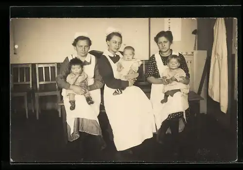 Foto-AK Drei Krankenschwestern mit Kleinkindern auf dem Schoss