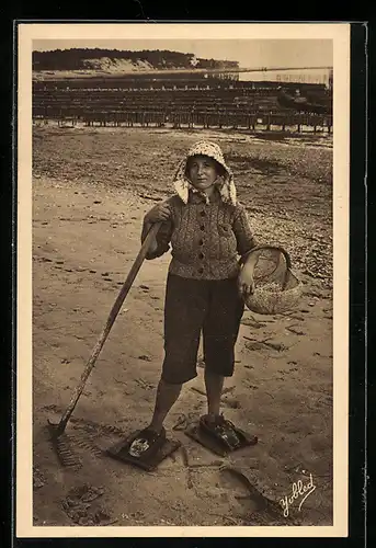 AK Arcachon, Types du Bassin, Parqueuse au fond casiers des collecteurs, Muschelsammlerin