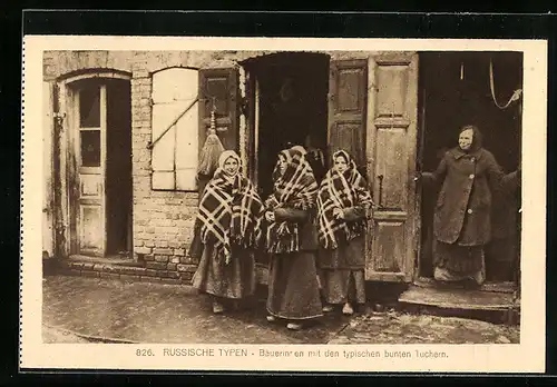 AK Russische Bäuerinnen vor einem Haus
