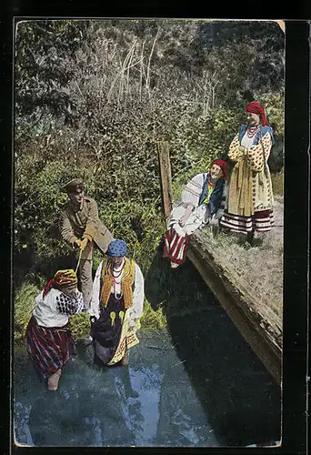 AK Deutscher Soldat mit russischen Frauen an einem Bachufer