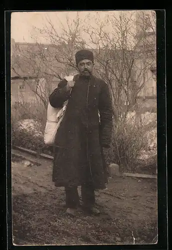 Foto-AK Tartar mit Seesack auf der Strasse einer Ortschaft