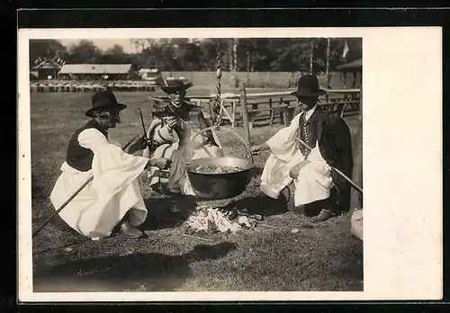 AK Hortobágyer Schafhirte in ungarischer Tracht beim Gollasch kochen