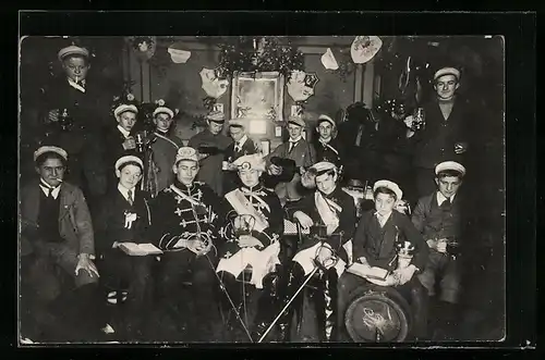 AK Studenten in vollem Wichs mit Degen