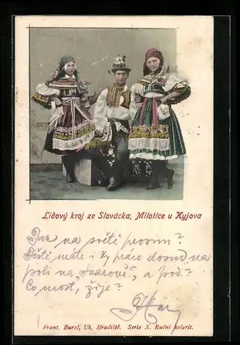 AK Milotice u Kyjova, Lidový kroj ze Slovácka, Slowake mit zwei Slowakinnen in Tracht