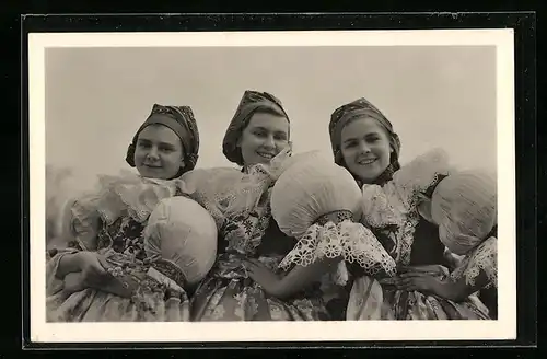 AK Chechoslovakio, Popolaj kostumoj de la regiono moravia-slovakio, Slowakinnen in Tracht