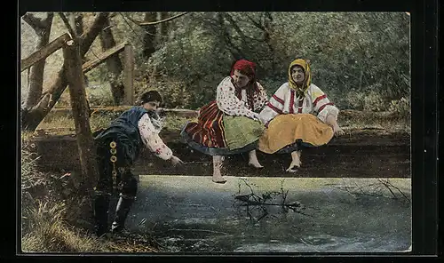 AK Ukrainisch-ruthenische Typen, Zwei Frauen und ein Mann in Tracht
