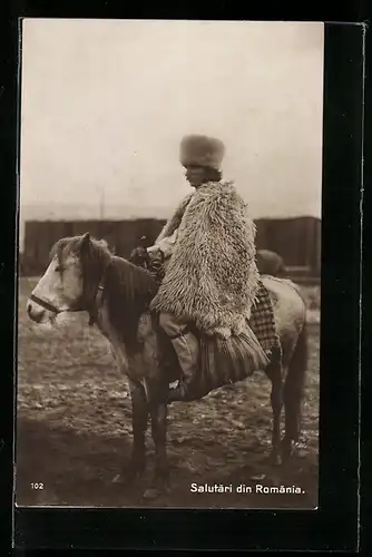 AK Rumäne mit Fellumhang auf einem Pony