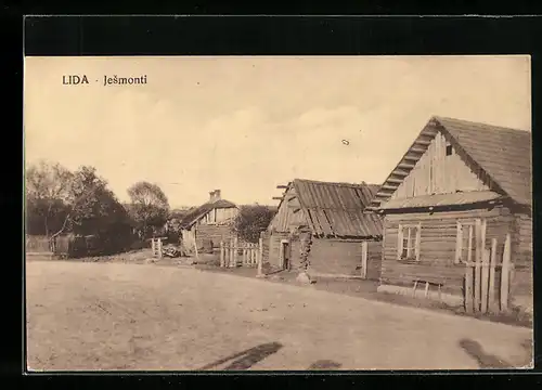 AK Lida, Jesmonti, Holzhäuser an einer Strasse