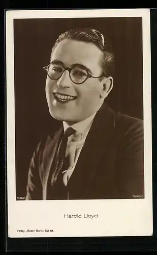 AK Schauspieler Harold Lloyd im Anzug mit Brille