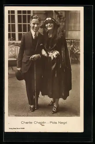 AK Schauspieler Charlie Chaplin und Pola Negri in vertrauter Pose