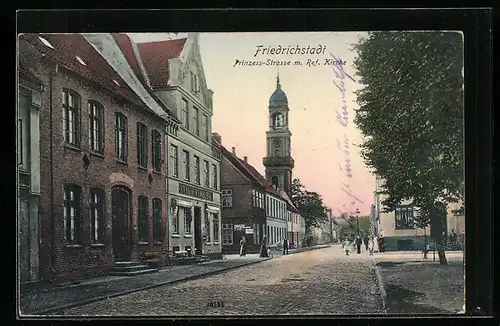 AK Friedrichstadt, Prinzess-Strasse mit Gasthaus Stadt Harmburg und Ref. Kirche