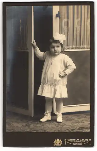 Fotografie Wilhelm Adler, Coburg, Niedliches kleines Mädchen mit Kette und Schleife im Haar