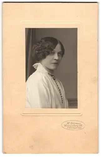 Fotografie W. Stürmer, Weissenburg i. B., b. Ellingertor, Junge Frau in weisser Bluse mit Perlenkette