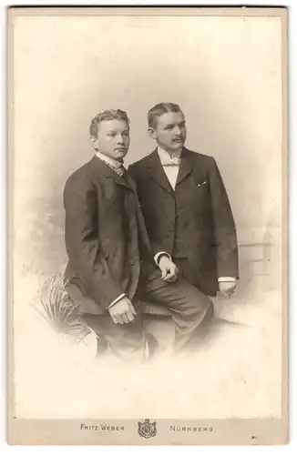 Fotografie Fritz Weber, Nürnberg, Spittlerthorgraben 45, Zwei junge Herren mit Scheitel im Anzug