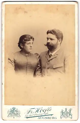 Fotografie Fr. Hoefle, Augsburg, Zeuggasse B 226, Junges Paar im Portrait