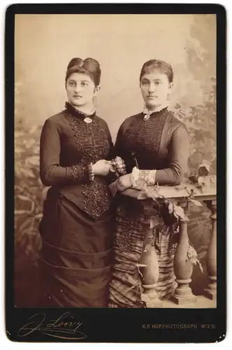 Fotografie J. Löwy, Wien, Weihburggasse 31, Zwei junge Frauen im Portrait