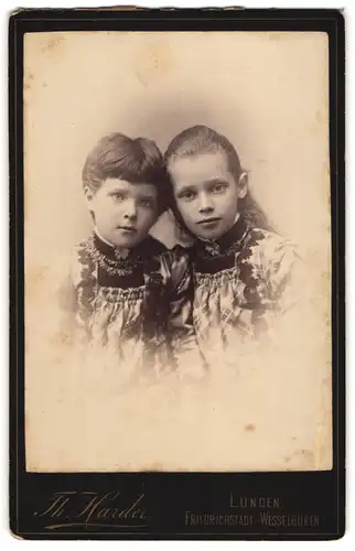 Fotografie Th. Harder, Lunden, Zwei niedliche Mädchen mit Halsbrosche im Portrait