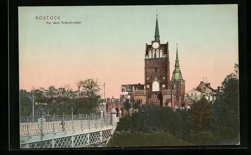 AK Rostock i. Meckl., am Geländer der Brücke vor dem Kröpelinertor
