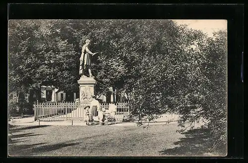 AK Rostock i. Meckl., Mutter mit Kindern am Blücherdenkmal