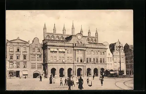 AK Rostock i. Meckl., Passanten auf dem neuen Markt vor dem Rathaus