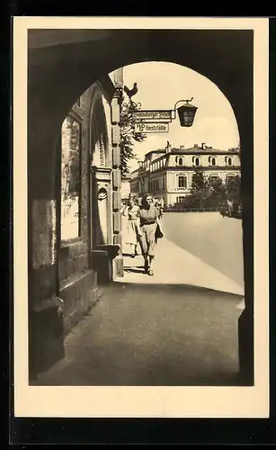 AK Meiningen in Thür., Tordurchblick am Henneberger Haus