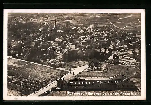 AK Deidesheim-Rheinpfalz, Fliegeraufnahme der gesamten Stadt, Blick zur Kirche
