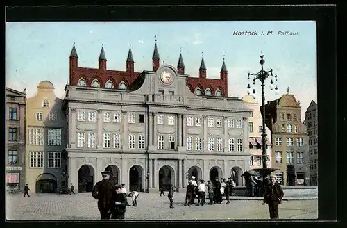 AK Rostock i. M., Passanten am Brunnen vor dem Rathaus