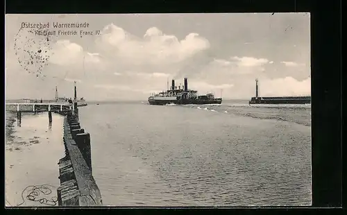 AK Warnemünde, das Fährschiff Friedrich Franz IV. verlässt den Hafen