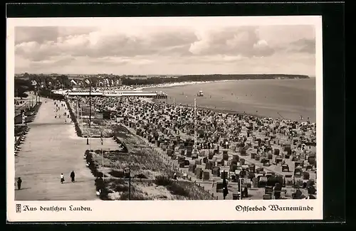 AK Warnemünde, Blick vom Leuchtturm auf den Ostseestrand und die Strandkörbe