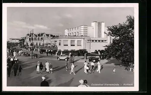 AK Warnemünde, Passanten auf der Promenade vor dem Kurhaus