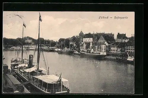 AK Lübeck, Schiffe legen im Hafen an