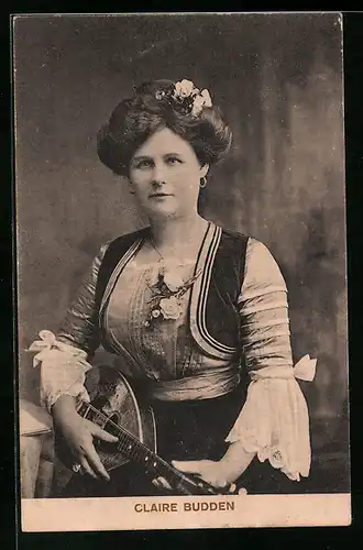 AK Musikerin Claire Budden in Tracht mit ihrem Instrument