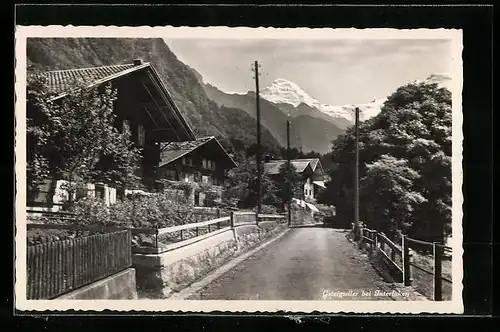 AK Gsteigwiler bei Interlaken, Ortspartie mit Blick auf das Gebirge
