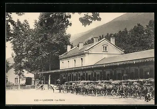 AK Luchon, Pferdekutschen vor dem Bahnhof