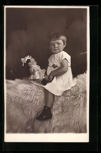 Foto-AK Kleines Mädchen mit ihrer Puppe
