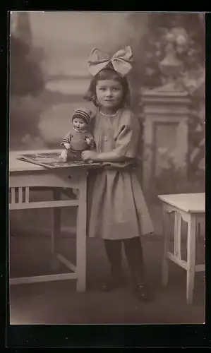 Foto-AK Mädchen mit Schleife und ihrer Puppe