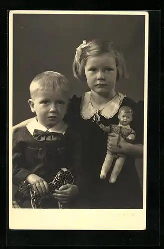 Foto-AK Bergedorf, Fotograf P. A. Carstensen, Niedliches Geschwisterpaar mit Puppe u. Pferdchen