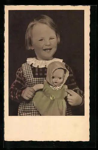 AK Goldiges Kind mit Puppe