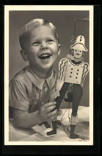 AK Kleiner Junge freut sich über Hampelmann, Spielzeug