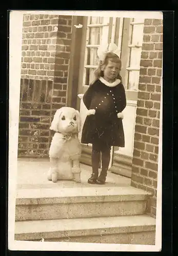 Foto-AK Kleines Mädchen mit Plüsch-Pudel, Spielzeug