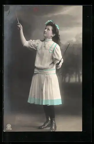 AK Mädchen mit Diabolo, Spielzeug