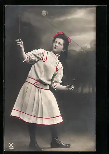 AK Mädchen im Kleid spielt Diabolo, Spielzeug