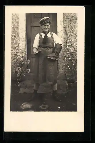 AK Junge Frau in Schuhputzer-Montur