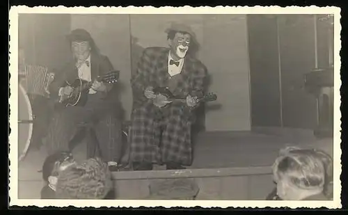 Foto-AK Lustige Zirkus-Nummer auf der Bühne