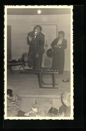 Foto-AK Aufführung einer lustigen Zirkus-Nummer