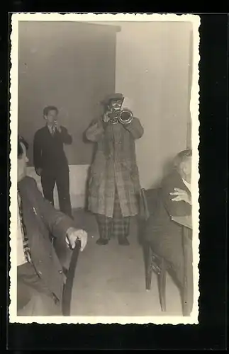 Foto-AK Musikalische Zirkus-Aufführung, Clown mit Trompete