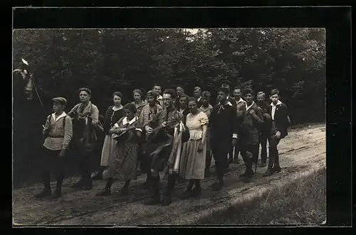 Foto-AK Musizierende Wandergruppe