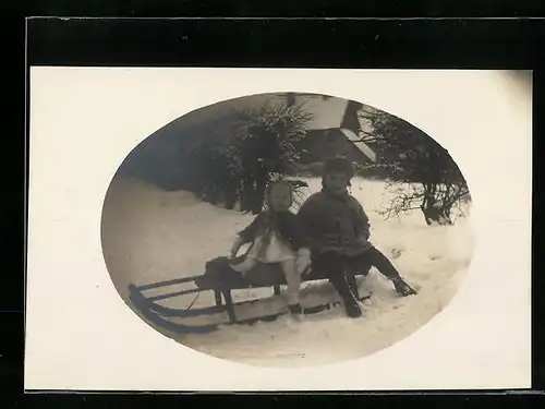 Foto-AK Winterberg 1900, Zwei Kleinkinder auf einem Schlitten
