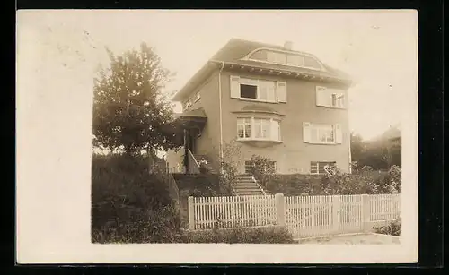 Foto-AK Biberach /Riss, Junge Frau vor dem Haus