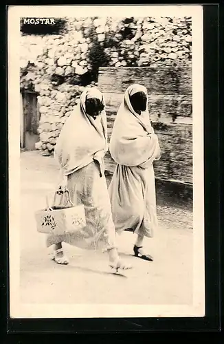 AK Mostar, Verschleierte Frauen auf der Strasse
